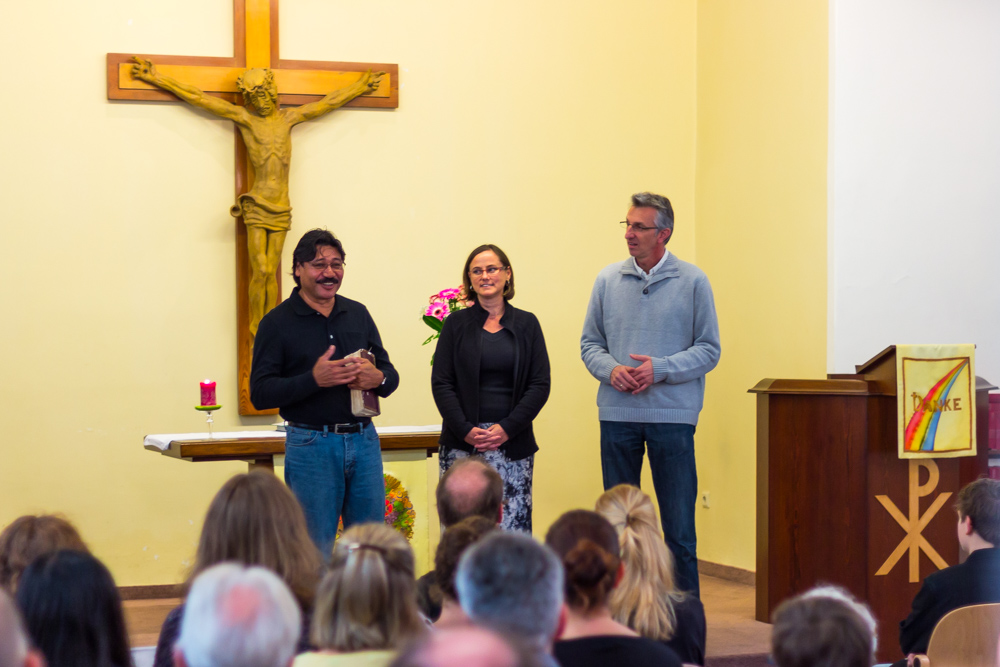 Jorge und Karen aus Kolumbien erzählen im Gottesdienst von ihrer Arbeit.