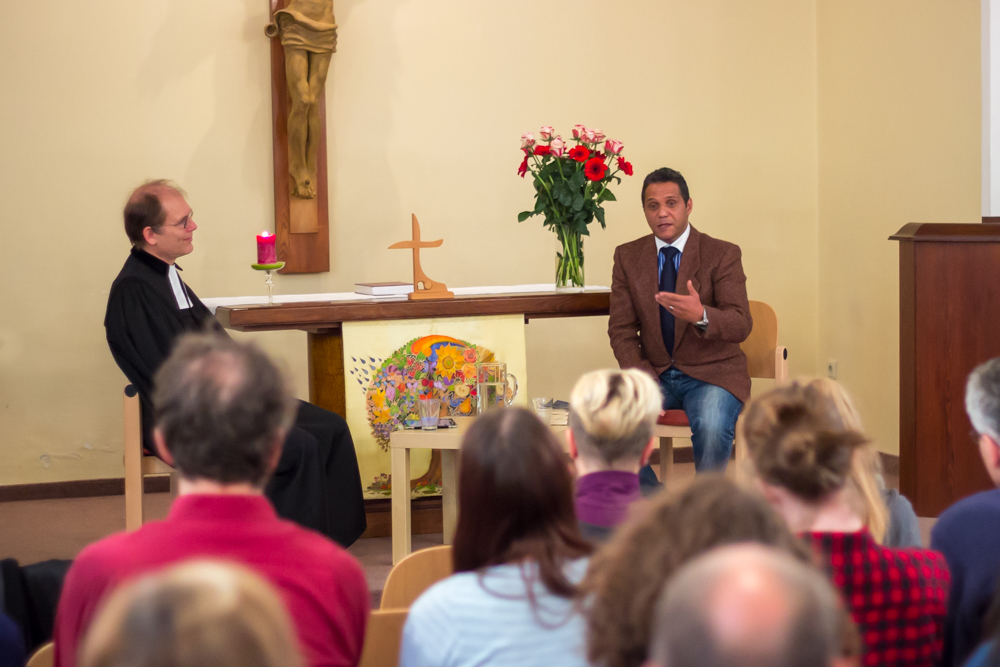 Pastor Raafat Mashraki im Gespräch im Gottesdienst